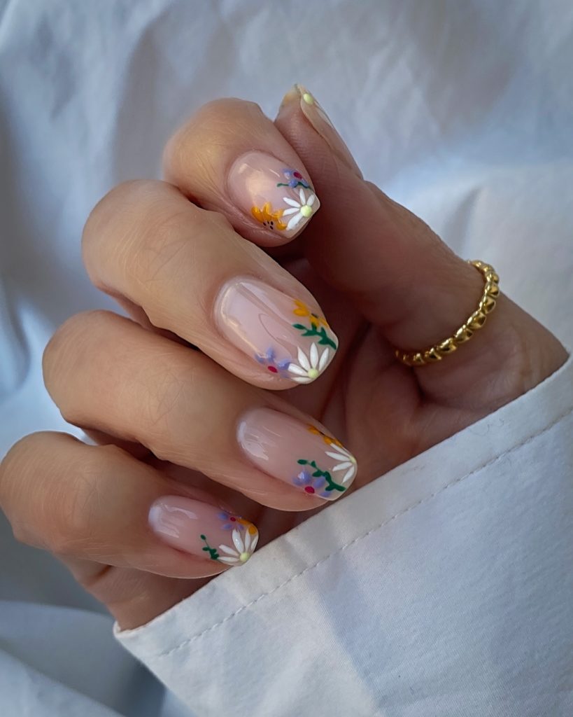 Polka Dot Spring Nail Ideas